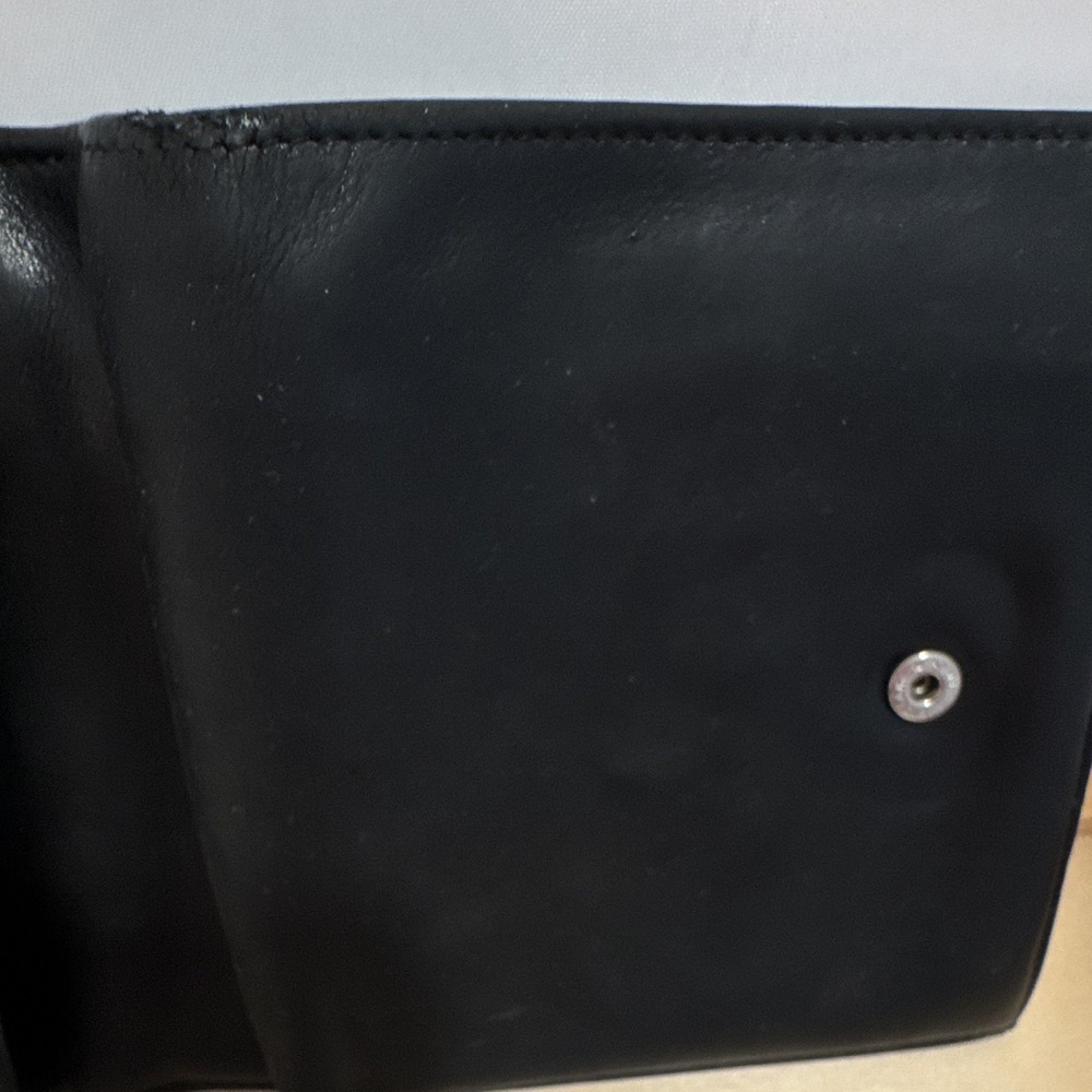 Gucci Black Snap Wallet w/ Logo Hardware, Coin Pocket & Credit Card Slots - Picture 9 of 16